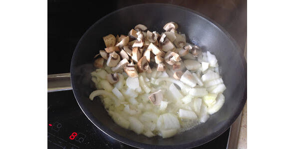 Обжариваем лук и грибы Измельчаем мясо и луковогрибную смесь в комбайне - фото 76