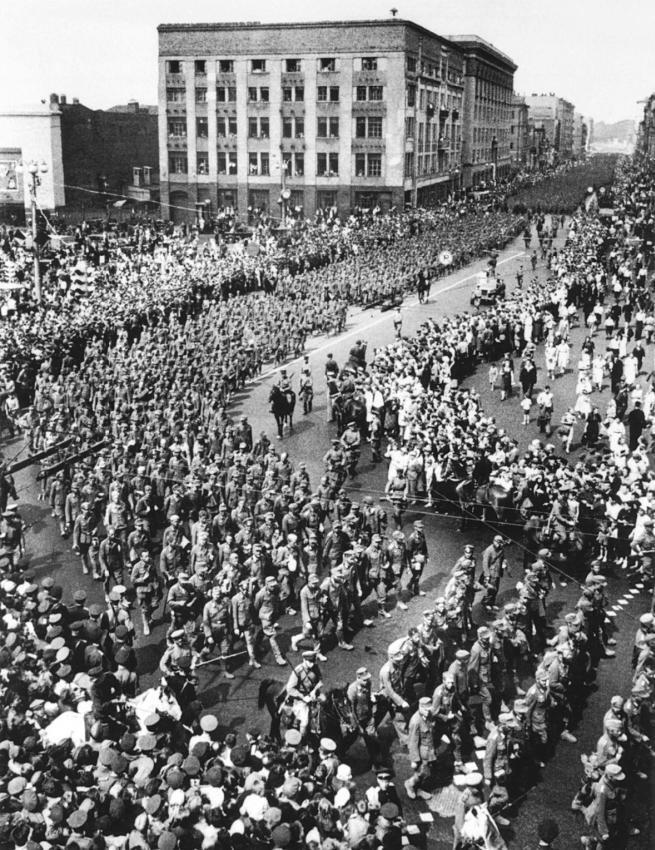 Парад побежденных Немецкие военнопленные на улицах Москвы 1944 г Сейчас на - фото 5
