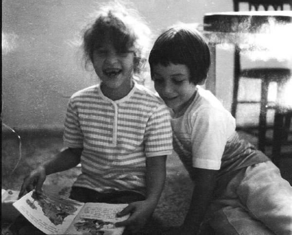 Джули и Джоанна в детстве Когда в подготовительной школе моего сына искали - фото 1