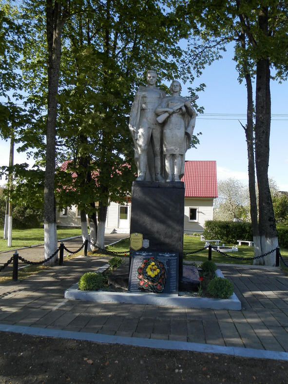 Памятник на братской могиле в агрогородке Ахремовцы Республика Беларусь - фото 4