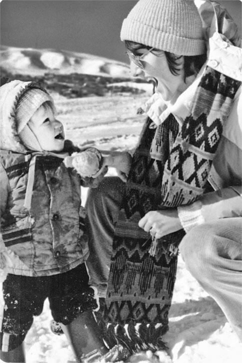 Илл вместе с начинающим ходить Диланом играем в снегу Фотография из архива - фото 3
