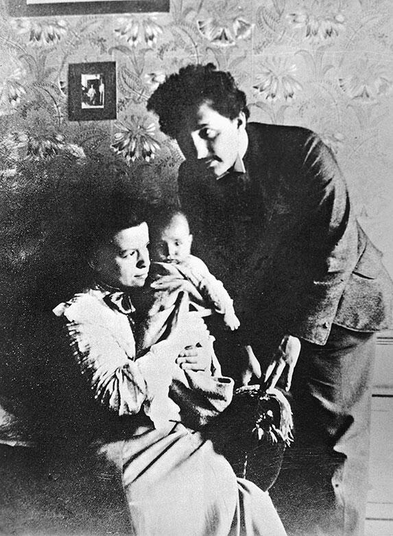 Эйнштейн и Милева со своим первым сыном Гансом Альбертом Берн ок 1904 г - фото 6