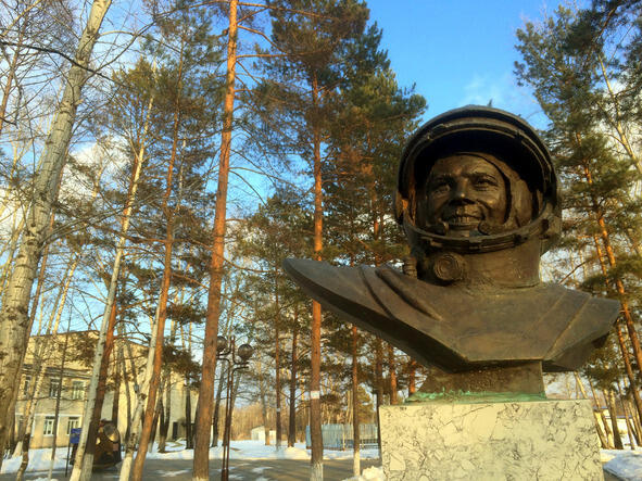 Бюст Ю Гагарина на космодроме Восточный Юрочку моего стали забывать говорит - фото 7