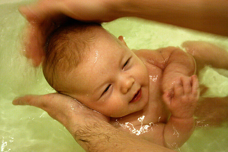 Ребенок от купания должен получать удовольствие Аккуратно выньте ребенка из - фото 18