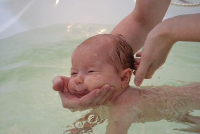 Аккуратно выньте ребенка из ванночки чтобы он мокрый не выскользнул из рук - фото 19