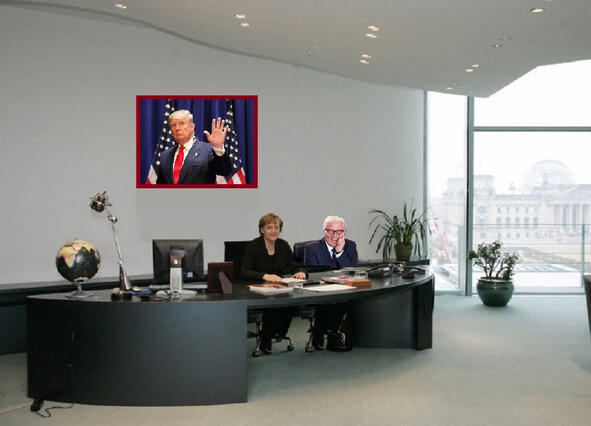 Фотошоп Краевской Длинный стол На столе компьютер На стене портрет Обамы - фото 1