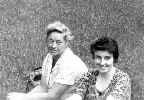 Ариадна Эфрон и Анна Саакянц в Тарусе 1960е годы Я должна рассказать вам о - фото 7