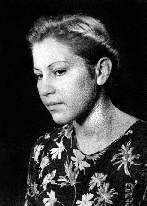 Мария Ялович в двадцать лет 1942 г Затем мы вошли в барак Жил он там - фото 1
