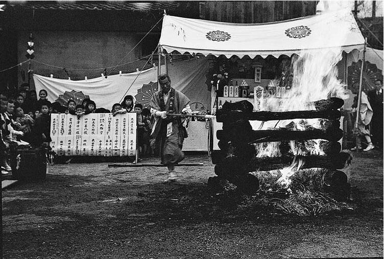 Ил 5Огненный ритуал Синто фотография Джозефа Кэмпбелла Япония 1956 г - фото 11