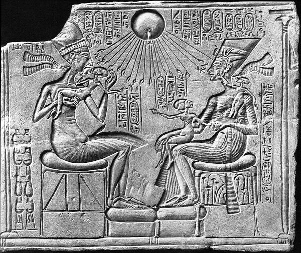 Фараон Эхнатон и Нефертити с детьми в лучах бога Атона Рельеф из города - фото 3