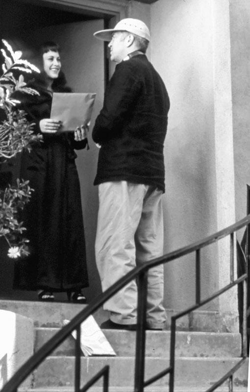 Линч и Патриция Аркетт на съемках фильма Шоссе в никуда в 1995 году в Доме - фото 3