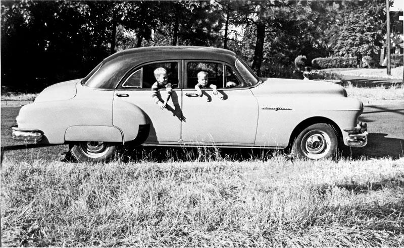 Линч и его младший брат Джон Линч в Спокане Вашингтон 1953 На этой машине - фото 5