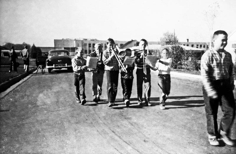 Линч играет на трубе с друзьями на улице где жила семья Линч в Бойсе штат - фото 9