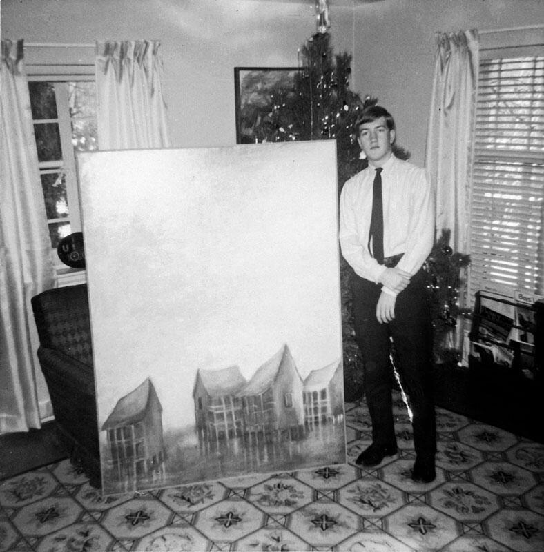 Линч с одной из своих картин в доме своих родителей в Александрии штат - фото 11