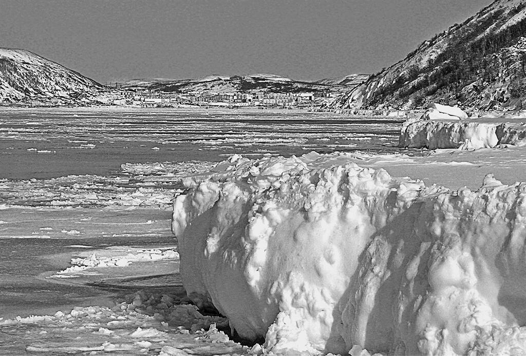 Магадан Вид из бухты Нагаева При отливеприливе ледяное поле миллионы тонн - фото 9