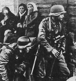 Немецкие войска вступают в захваченную деревню С ужасом смотрят на них - фото 3